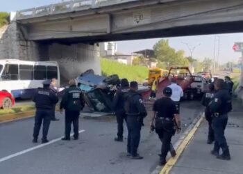 Automóvil cae de lateral de autopista hacia carretera federal a Tlaxcala; conductor resulta con lesiones menores