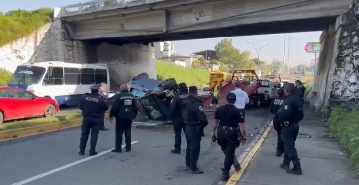 Automóvil cae de lateral de autopista hacia carretera federal a Tlaxcala; conductor resulta con lesiones menores