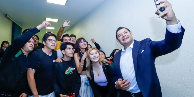 Jóvenes poblanos asumen cargos clave en el gobierno estatal