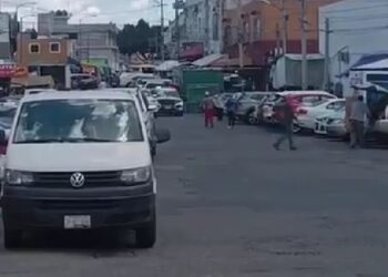 Muere hombre de la tercera edad en su automóvil en el mercado La Acocota