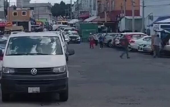 Muere hombre de la tercera edad en su automóvil en el mercado La Acocota