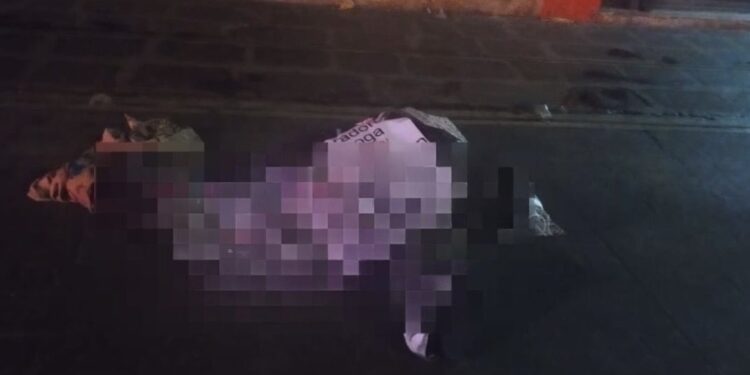 Hallan dos cuerpos envueltos en plástico cerca del Mercado 5 de Mayo; dejan narcomensaje