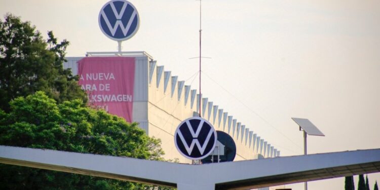 Gobierno estatal atento a la revisión salarial en Volkswagen México