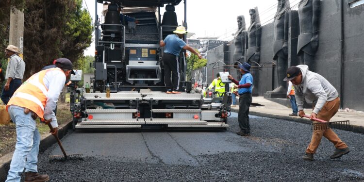 Avanza pavimentación en laterales de la Recta a Cholula para mejorar movilidad en la zona metropolitana