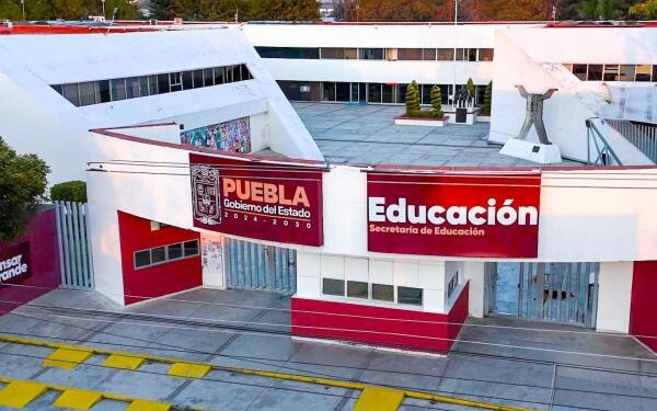 Retrasos en titulación afectan a egresados de universidades Benito Juárez en Puebla