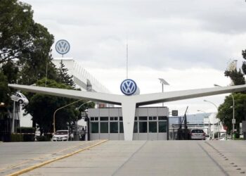 Volkswagen y sindicato alcanzan acuerdo salarial; se evita huelga en planta de Puebla