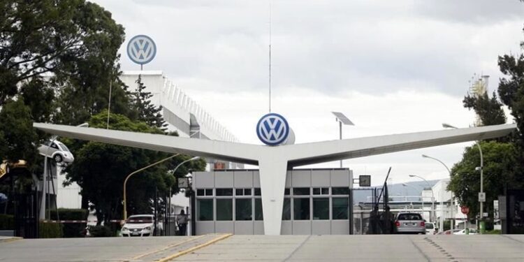 Volkswagen y sindicato alcanzan acuerdo salarial; se evita huelga en planta de Puebla