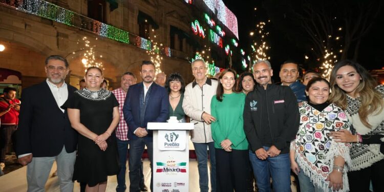 Pepe Chedraui iluminó el primer cuadro de la ciudad por las Fiestas Patrias 2025