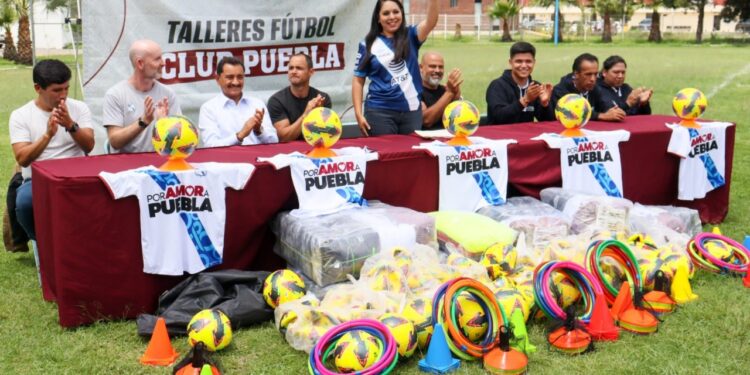 Inaugura Tonantzin Fernández talleres de fútbol del Club Puebla en San Pedro Cholula