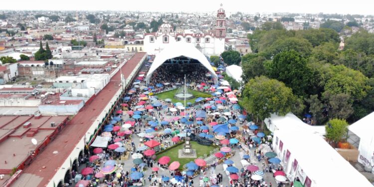 Comerciantes se instalan en la Plaza de la Concordia para el tradicional Trueque