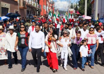 Tonantzin Fernández lidera el tradicional Desfile de Independencia
