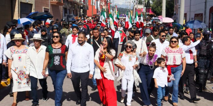 Tonantzin Fernández lidera el tradicional Desfile de Independencia