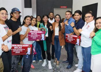 En compañía de Gaby “La Bonita” Sánchez, Tonantzin Fernández entrega becas a jóvenes deportistas y universitarios