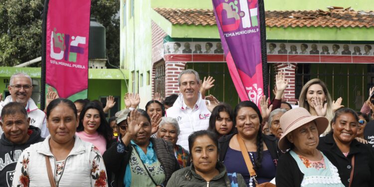 Entrega Pepe Chedraui apoyos alimentarios en Azumiatla