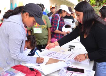 Continúa el programa Amoxtli entregando mochilas y kits escolares en San Pedro Cholula