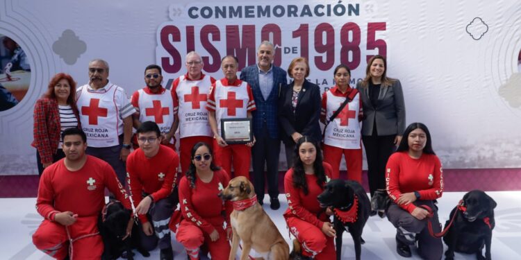 Ayuntamiento de Puebla reconoce a cuerpos de emergencia en el 40 aniversario del sismo de 1985