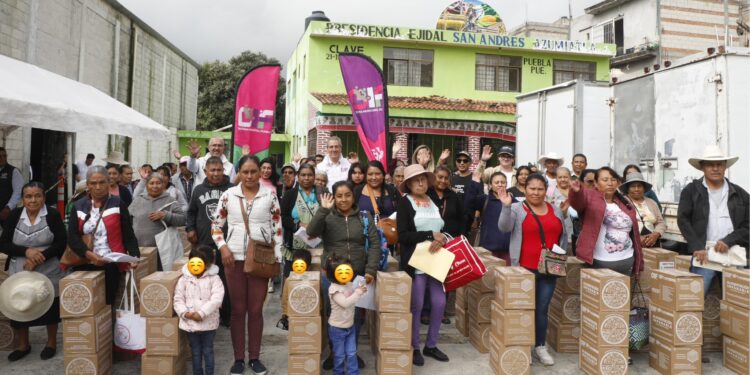 Entrega Pepe Chedraui apoyos alimentarios en Azumiatla para familias en situación vulnerable