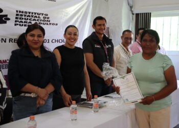 Rosy Díaz entrega 16 certificados de conclusión de estudios en jornada de alfabetización “Por Amor a Puebla”