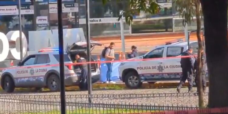Encuentran cuerpo con mensaje amenazante en parque de Analco; autoridades mantienen operativo en la zona