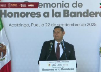 Alejandro Armenta visita su antigua secundaria y llama a los jóvenes a luchar con valores