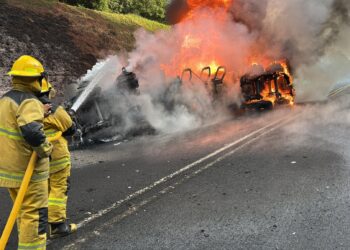 Volcadura e incendio de pipa provoca cierre total en la autopista México–Tuxpan