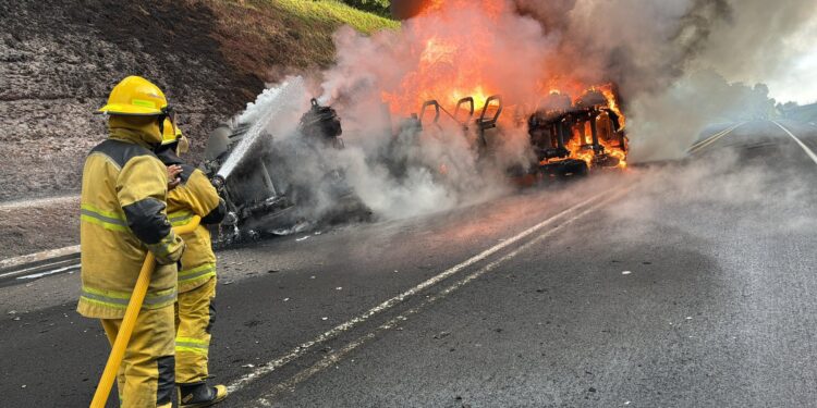 Volcadura e incendio de pipa provoca cierre total en la autopista México–Tuxpan