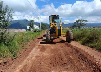 Avanzan trabajos para mejorar caminos rurales en diversas regiones de Puebla