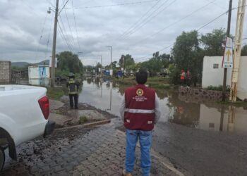 Atienden desbordamiento en Santa Clara Ocoyucan; implementan cierre vial preventivo