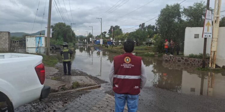 Atienden desbordamiento en Santa Clara Ocoyucan; implementan cierre vial preventivo