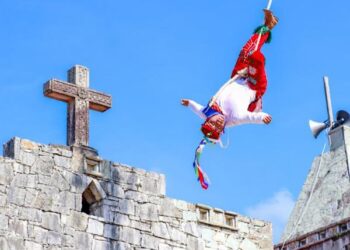 Celebran el 9.º Encuentro Nacional de Voladores en Cuetzalan y Yohualichan