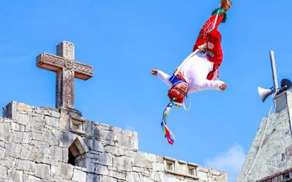 Celebran el 9.º Encuentro Nacional de Voladores en Cuetzalan y Yohualichan