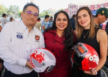 Tonantzin Fernández entrega cascos gratuitos a motociclistas de San Pedro Cholula
