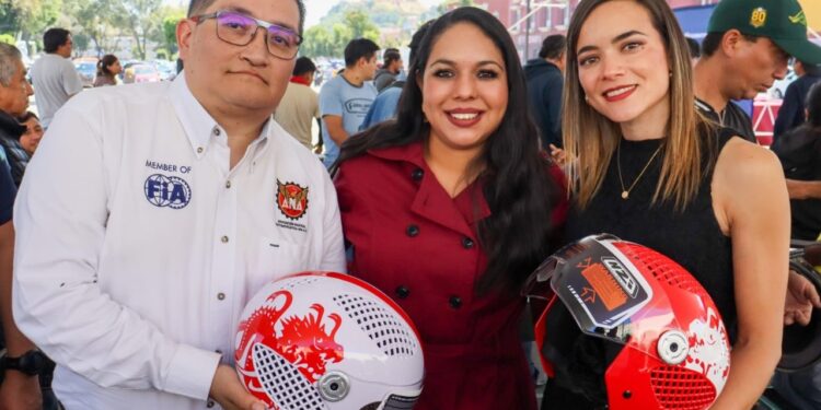Tonantzin Fernández entrega cascos gratuitos a motociclistas de San Pedro Cholula