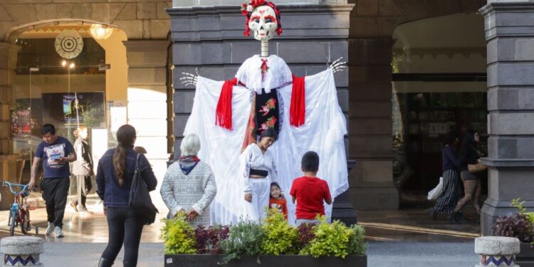 Catrinas y flores engalanan el Centro Histórico de Puebla