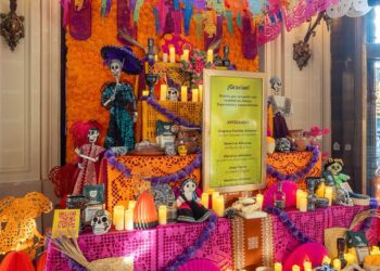 Puebla lleva su tradición del Día de Muertos al corazón de Madrid con el altar monumental “La abuela de todos”