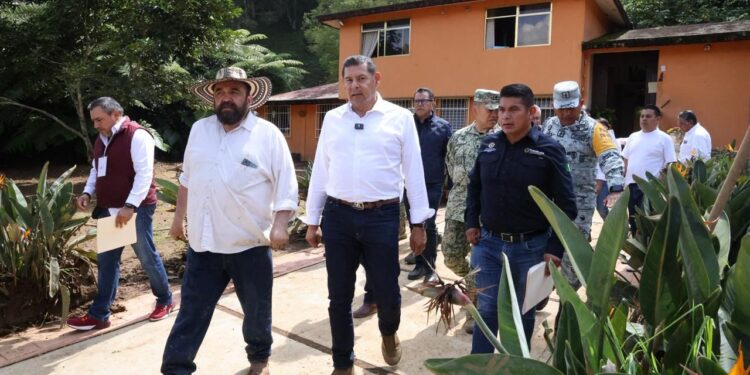 Gobernador Armenta supervisa avances en zona afectada por lluvias en Puebla