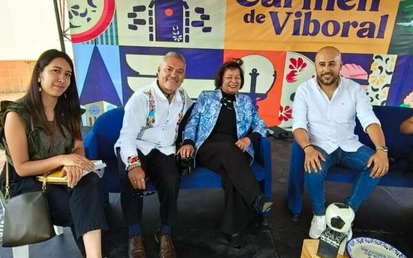 Puebla comparte el arte de la Talavera en encuentro internacional de cerámica en Colombia