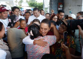 Entrega de apoyos a familias afectadas por lluvias en la Sierra Norte de Puebla