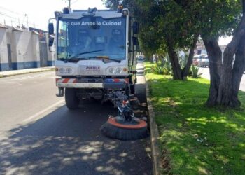 Más de mil kilómetros de vialidades limpias en Puebla gracias a barrido mecánico
