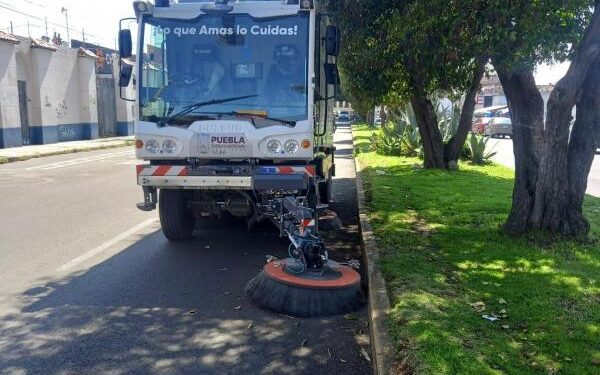 Más de mil kilómetros de vialidades limpias en Puebla gracias a barrido mecánico