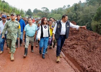Helicópteros y maquinaria despliegan ayuda a comunidades aisladas tras desastre natural en Puebla