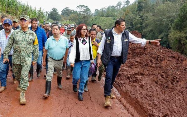Helicópteros y maquinaria despliegan ayuda a comunidades aisladas tras desastre natural en Puebla