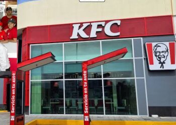 Asaltan a trabajadores y clientes del KFC de la 25 poniente