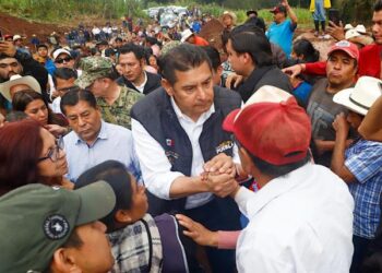 Gobernador Armenta visita a familias afectadas en Tlaxcapanaloya y refuerza búsqueda de desaparecidos