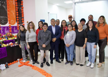Rectora Lilia Cedillo recorre las ofrendas de Día de Muertos en la BUAP en homenaje a la comunidad universitaria