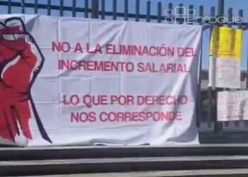 Trabajadores del SAT en Vía Atlixcáyotl protestan por aumento salarial, sin suspender atención al público