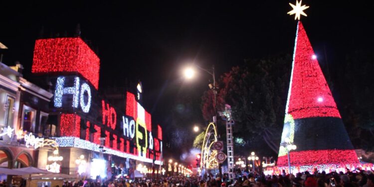 Pepe Chedraui enciende el árbol de Navidad y la iluminación del Centro Histórico de Puebla