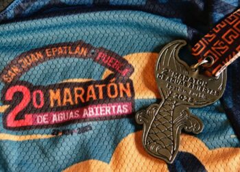 Presentan la playera y medalla oficiales del Segundo Maratón de Aguas Abiertas en la Laguna de San Juan Epatlán