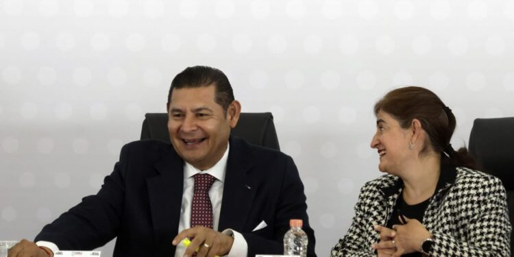 Gobernador anuncia carretera, ciclopista y posible nuevo centro automotriz en Puebla