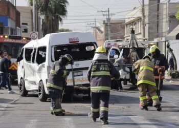 Vuelca unidad de la Ruta 11 tras accidente en la 2 Sur y 23 Oriente; reportan pasajeros resultan lesionados
